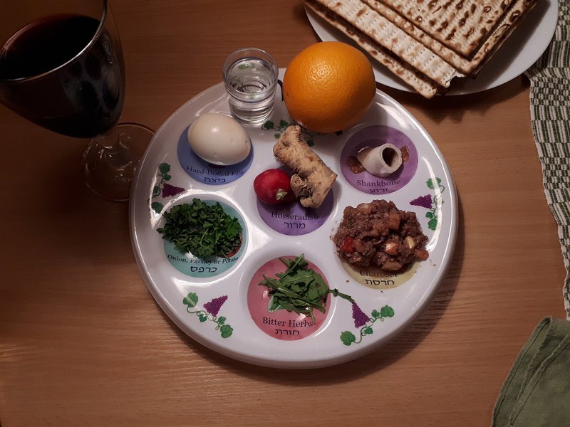 Seder-Teller mit einer Orange